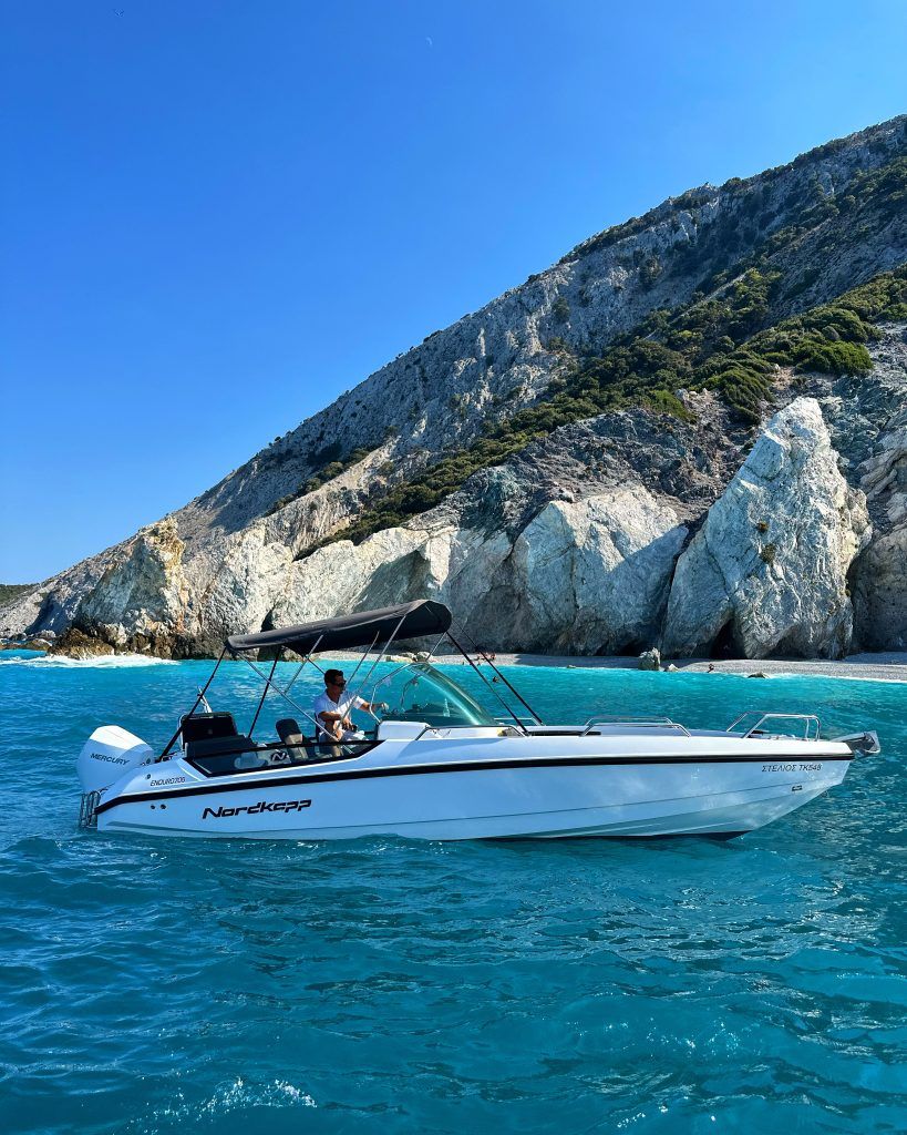 Private speedboat rental Skiathos, Nordkapp 7m with 300hp engine