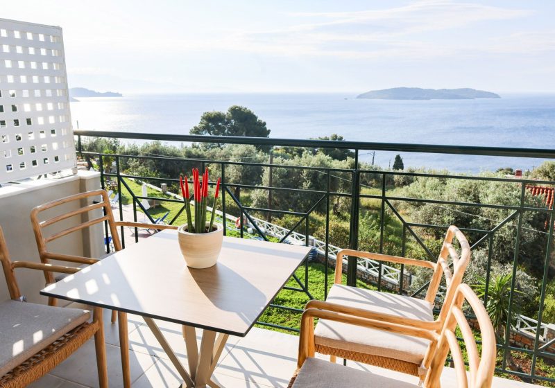 studio-with-sea-view_7918 Seaside hotel in Skiathos with sea view and modern rooms.